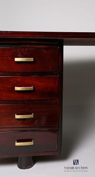 null Middle desk in varnished mahogany veneer, the curved top rests on two pedestals...