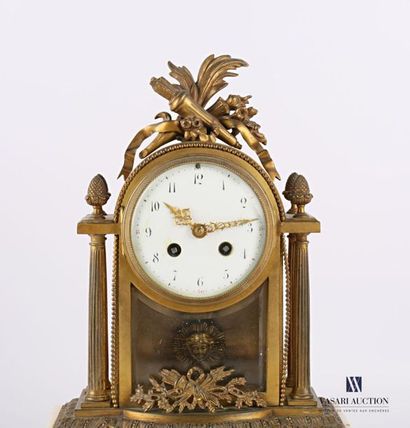 null Set in bronze and alabaster, the round white enamelled dial indicating the hours...