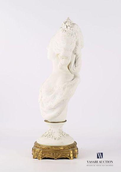 null Bust of Marie Antoinette in biscuit after the work of Félix Lecomte, it rests...