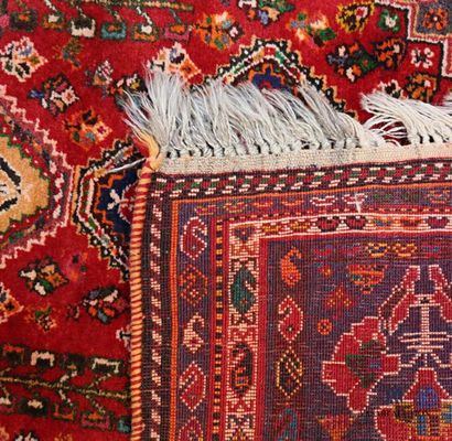 null IRAN - GACHGAI
Tapis en laine à décor de trois médaillons losangiques inscrivent...
