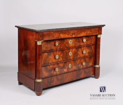 null Chest of drawers in mahogany and mahogany veneer, it opens on the front by four...
