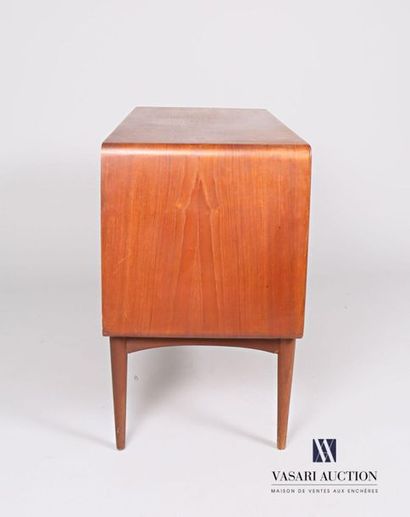 null Johannes ANDERSEN (1903 - 1991)
Commode en teck à angles arrondis, elle ouvre...