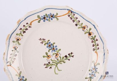 null North 18th century 
Earthenware plate with polychrome decoration in the center...