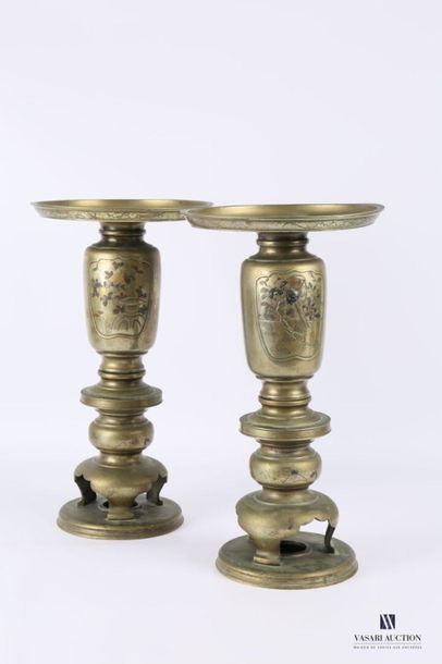 null JAPAN
Pair of three-part bronze vase resting on a round base supporting a pedestal...
