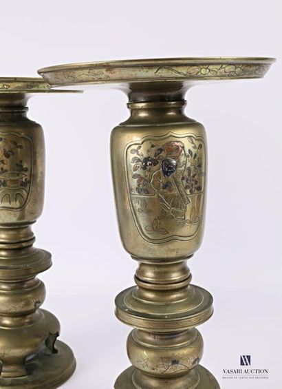 null JAPON
Paire de vase en trois parties en bronze posant sur une base ronde supportant...