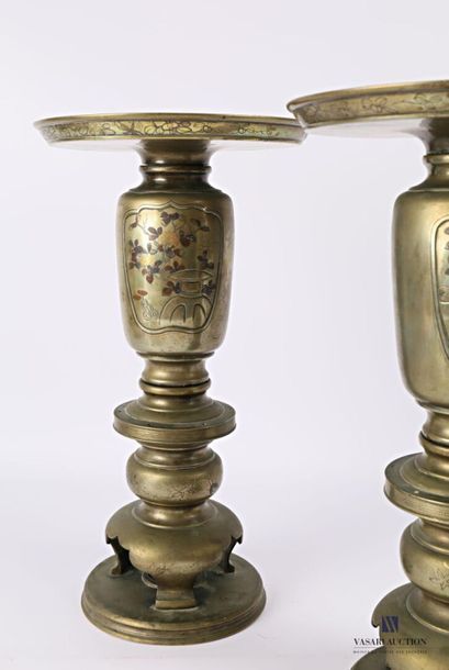 null JAPAN
Pair of three-part bronze vase resting on a round base supporting a pedestal...