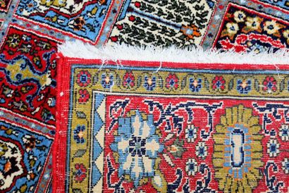 null BAKHTIAR - IRAN
Tapis en laine à décor compartimenté de fleurs, feuillages et...
