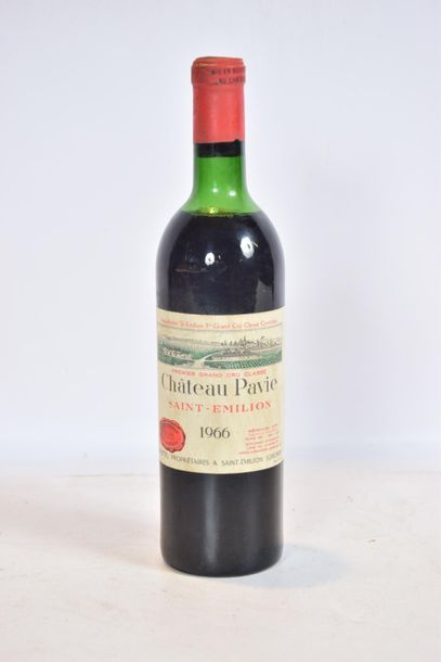null 1 bouteille Chateau PAVIE St Emilion 1er GCC 1966 
 Et. tachée. N : ht/ mi épaule...