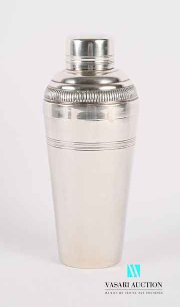 null Shaker in silver metal, the neck hemmed with a frieze of sticks and the belly...