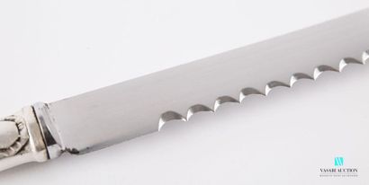 null Bread knife, the handle in silver plated metal decorated with net, the blade...