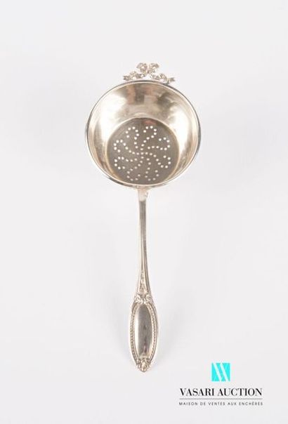 null Silver tea pass, the handle decorated with a medallion hemmed with a frieze...