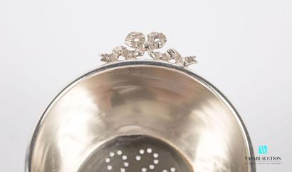 null Silver tea pass, the handle decorated with a medallion hemmed with a frieze...