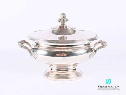 null Important silver plated metal soup tureen lined with oblong shape resting on...