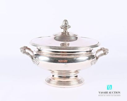 null Important silver plated metal soup tureen lined with oblong shape resting on...