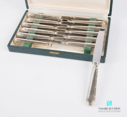 null A suite of twelve dessert knives, the handle in silver plated metal decorated...