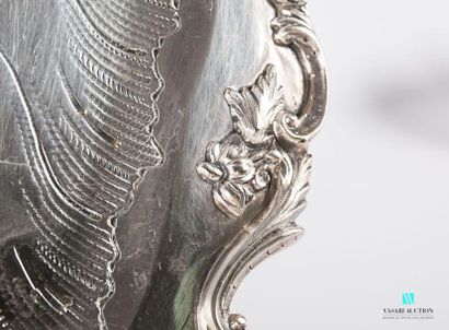 null Oval tray in silvery metal, the edge is decorated with foliage, the basin has...
