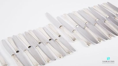 null Set of twelve table knives and eleven dessert knives, the handle in silver plated...