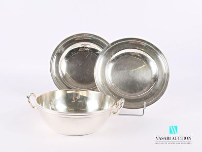 null Flat-bottomed vegetable dish with a silvery metal base, it has two catches on...