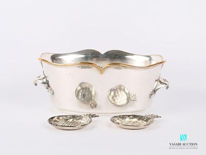 null Lot including an oblong silver metal bowl, the moving border, the holds decorated...