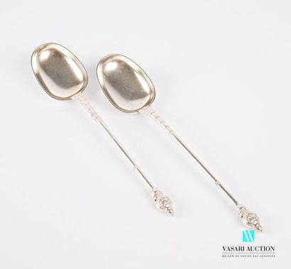null Pair of serving spoons in 826 sterling silver, the handle has in the upper part...