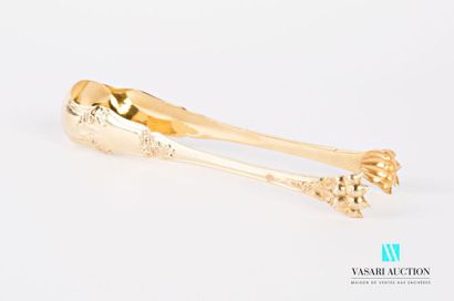 null Sugar tongs in gold-plated silver, the moving arms decorated with foliated and...