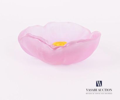 null DAUM France
Pink and yellow glass paste subject featuring a flower 
Mark on...