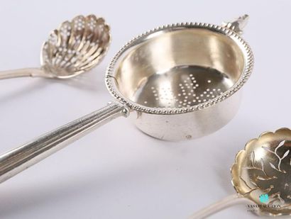 null Tea strainer in silver plated metal, the handle decorated with a net decoration...