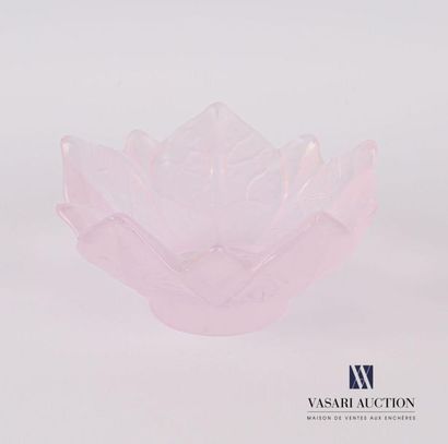 null DAUM France
Pink tinted glass dish, the border simulating leaves
Mark on the...