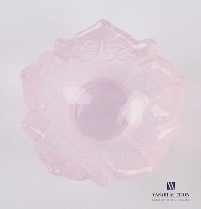 null DAUM France
Pink tinted glass dish, the border simulating leaves
Mark on the...