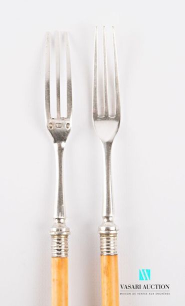 null Pair of serving forks, plain handle, silver fork
Danish work
Gross weight: 61.18...