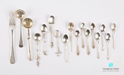 null Silver lot including eight mocha spoons of two different models. Included are...