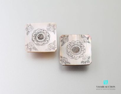 null Pair of square mother-of-pearl collar buttons engraved with floral motifs.
2,7...