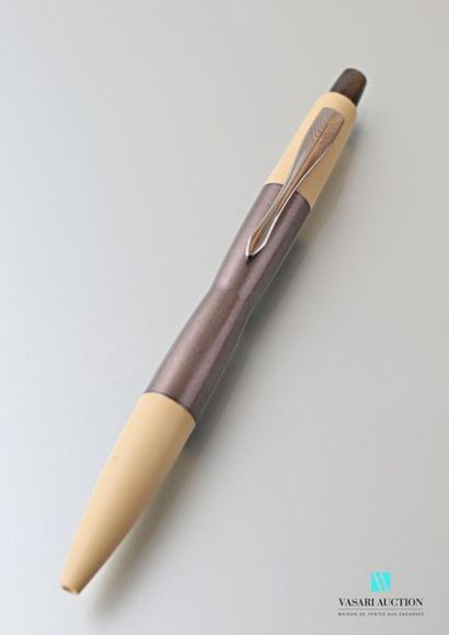 null PARKER 
Beige lacquered and patinated metal pen