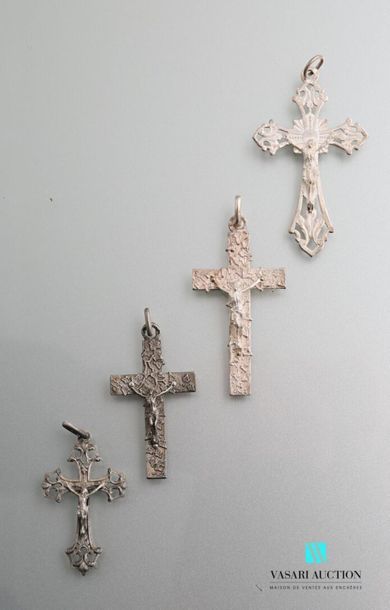 null Quatre pendentifs croix en argent début XXème siècle 
Poids : 11 g – Poinçons...