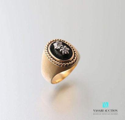 null Yellow gold 750 thousandths signet ring, the centre set with an onyx surrounded...