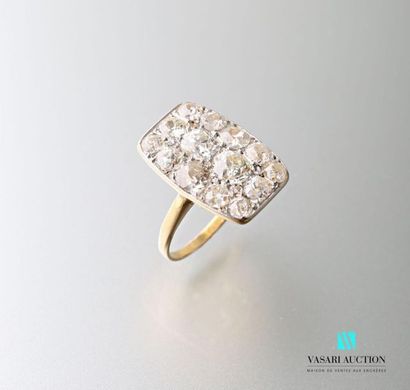 null Yellow gold ring 750 thousandths, rectangular pattern paved with old cut diamonds...