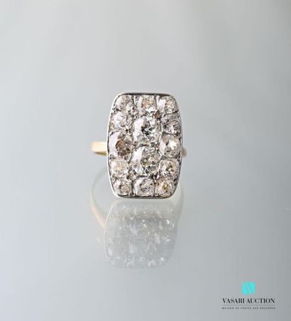 null Yellow gold ring 750 thousandths, rectangular pattern paved with old cut diamonds...