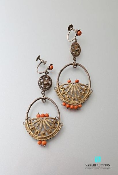null Pair of silver earrings decorated with a medallion with filigree motifs in its...