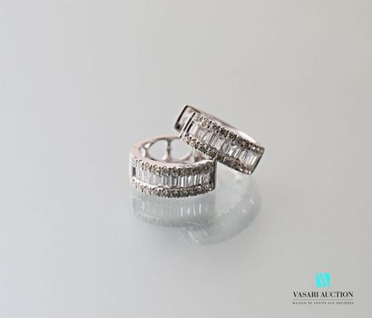 null Pair of 750 thousandths white gold earrings set with a line of baguette-cut...