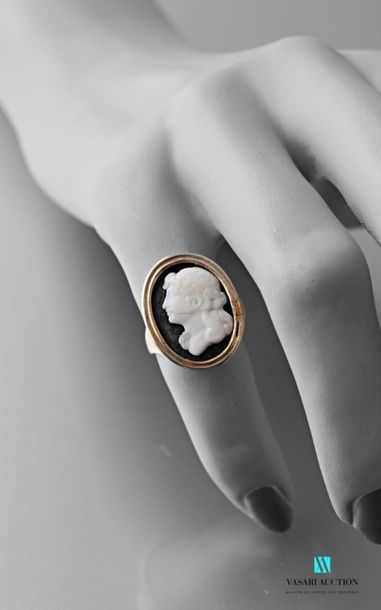 null 585 thousandths gold ring set with an agate cameo decorated with an antique...