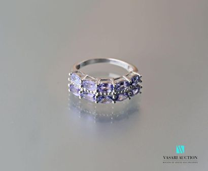 null Bague jonc en argent ornée de deux lignes de tanzanites de taille ovale
Poids...