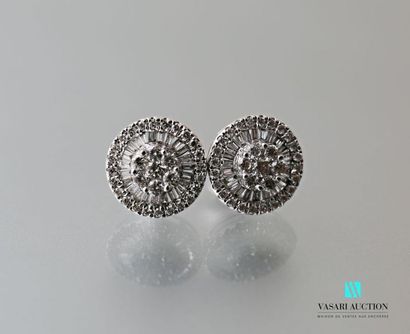 null Paire de boucles d'oreilles ronde en or blanc 750 millièmes ornée en son centre...