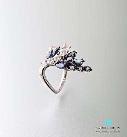 null Ring in 750 thousandths white gold set with nine shuttle-cut sapphires in a...