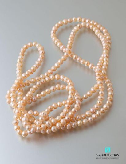 null Long necklace decorated with freshwater cultured pearls slightly pink
Length:...