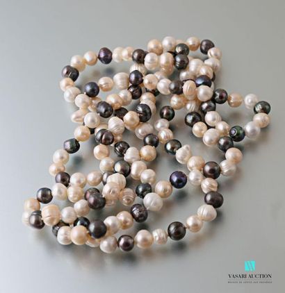 null Two-tone long necklace of white and grey freshwater pearls
Length : 67 cm 
