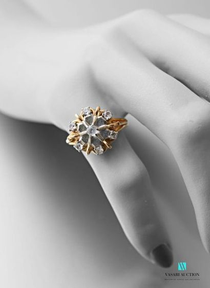 null Daisy ring in yellow gold 750 thousandths adorned with seven white stones.
Gross...