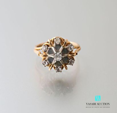 null Daisy ring in yellow gold 750 thousandths adorned with seven white stones.
Gross...