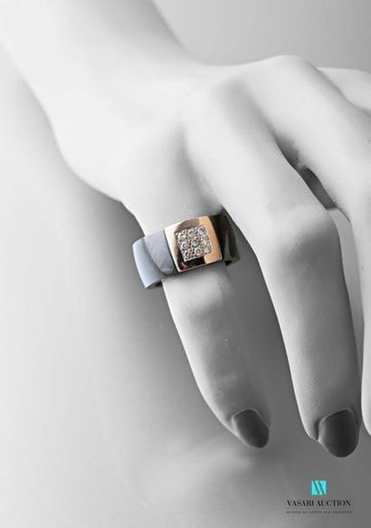 null Black ceramic K-band ring decorated with a pavé of nine brilliants in a square...