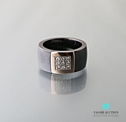 null Black ceramic K-band ring decorated with a pavé of nine brilliants in a square...
