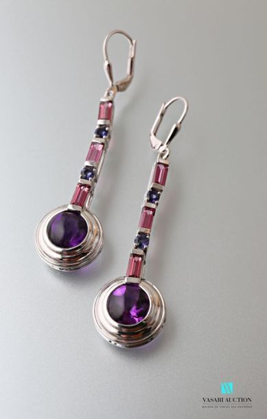 null Pair of silver earrings decorated with baguette-cut amethysts and cabochon.
Gross...